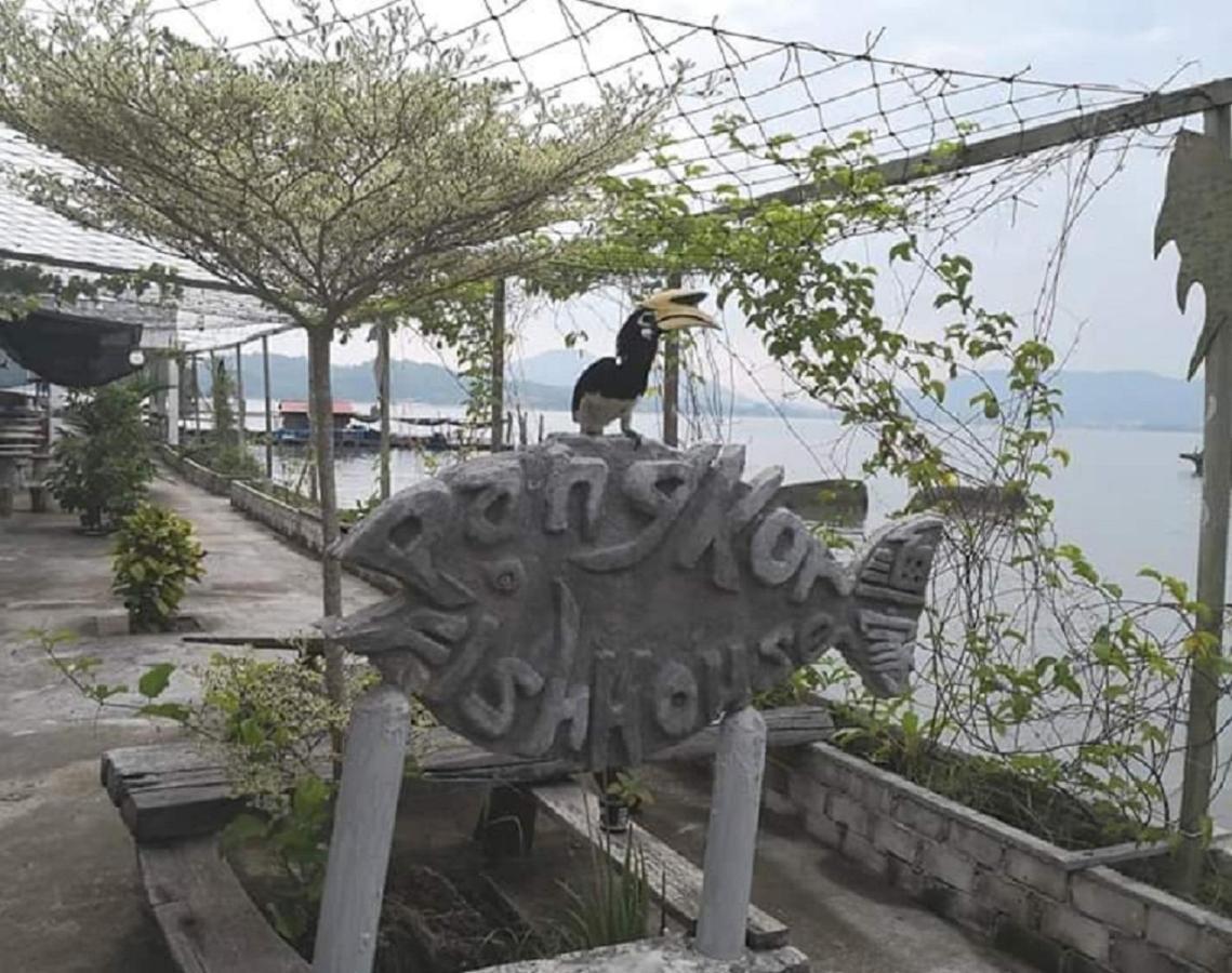 Pangkor Fish House Hotel Pekan Pangkor Exterior photo