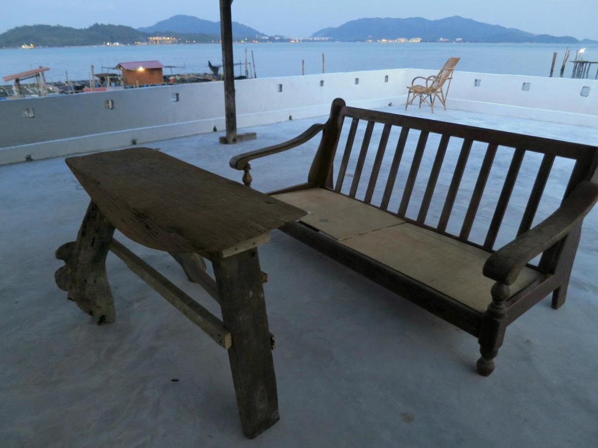 Pangkor Fish House Hotel Pekan Pangkor Exterior photo