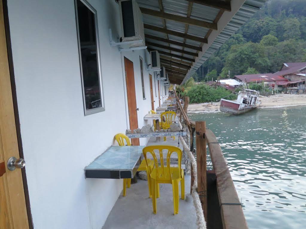 Pangkor Fish House Hotel Pekan Pangkor Exterior photo